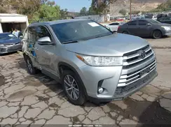 5TDKZRFH2KS555208 2019 TOYOTA HIGHLANDER