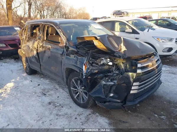 5TDKZRFH2KS556519 2019 TOYOTA HIGHLANDER - Image 1