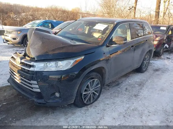 5TDKZRFH2KS556519 2019 TOYOTA HIGHLANDER - Image 2