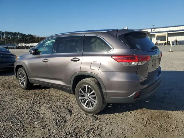 5TDKZRFH2KS560117 2019 TOYOTA HIGHLANDER - Image 2