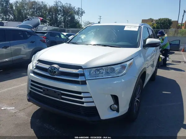 5TDKZRFH2KS561929 2019 TOYOTA HIGHLANDER - Image 2