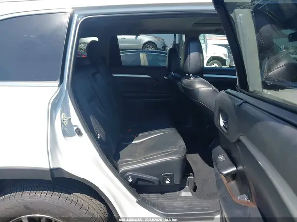 5TDKZRFH2KS561929 2019 TOYOTA HIGHLANDER - Image 8