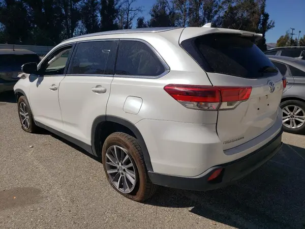 5TDKZRFH2KS562546 2019 TOYOTA HIGHLANDER - Image 2