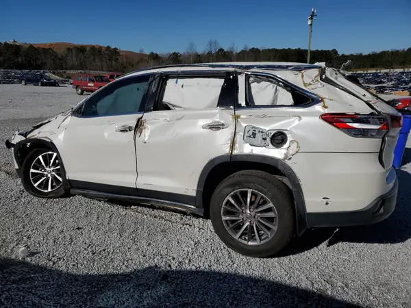 5TDKZRFH2KS565589 2019 TOYOTA HIGHLANDER - Image 2