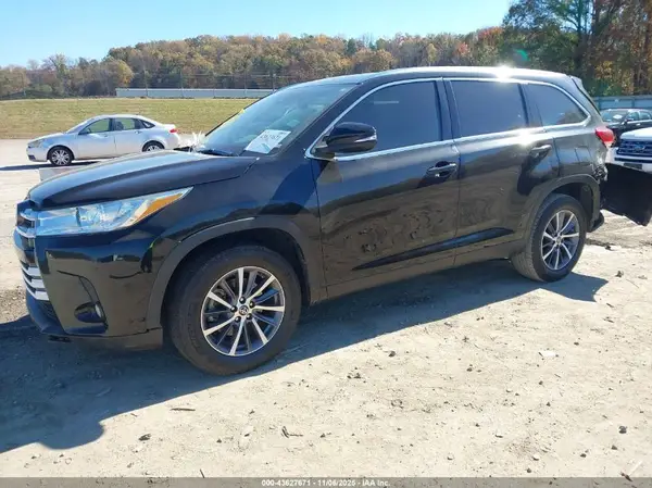 5TDKZRFH2KS567116 2019 TOYOTA HIGHLANDER - Image 2