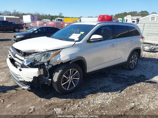 5TDKZRFH2KS570503 2019 TOYOTA HIGHLANDER - Image 2