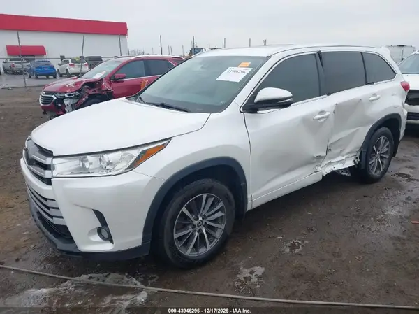 5TDKZRFH3HS190840 2017 TOYOTA HIGHLANDER - Image 2