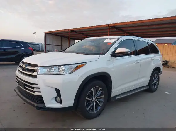 5TDKZRFH3HS194273 2017 TOYOTA HIGHLANDER - Image 2