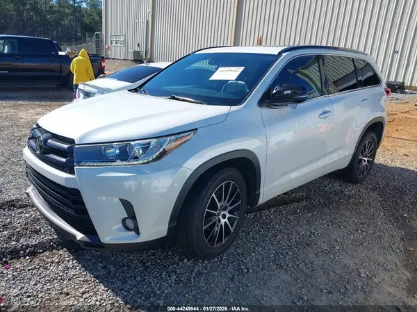 5TDKZRFH3HS196203 2017 TOYOTA HIGHLANDER - Image 2