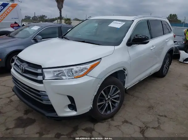 5TDKZRFH3HS199201 2017 TOYOTA HIGHLANDER - Image 2