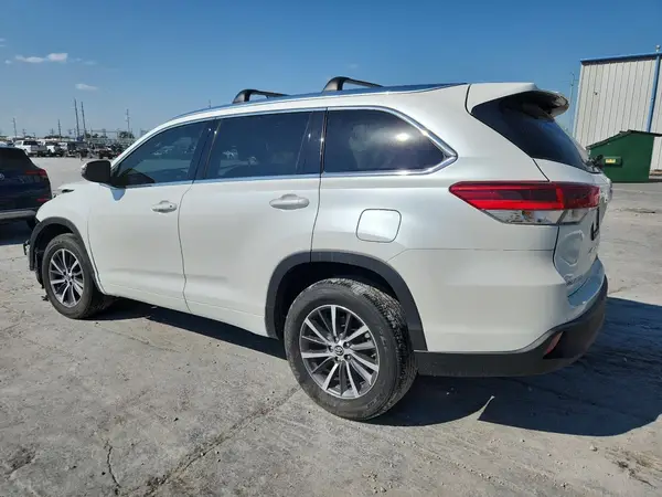 5TDKZRFH3HS201609 2017 TOYOTA HIGHLANDER - Image 2