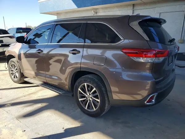 5TDKZRFH3HS226560 2017 TOYOTA HIGHLANDER - Image 2