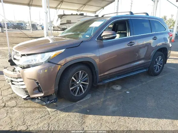 5TDKZRFH3HS226879 2017 TOYOTA HIGHLANDER - Image 2