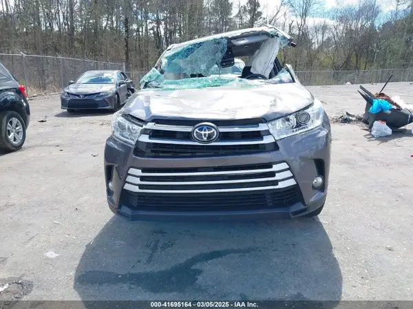 5TDKZRFH3HS509363 2017 TOYOTA HIGHLANDER - Image 2