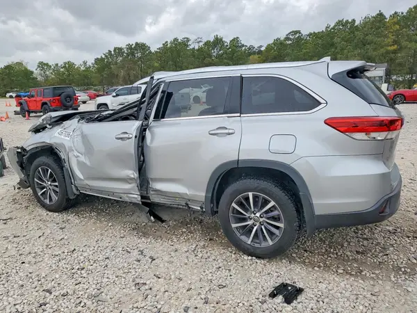 5TDKZRFH3HS511632 2017 TOYOTA HIGHLANDER - Image 2