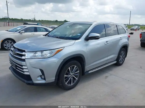5TDKZRFH3HS517849 2017 TOYOTA HIGHLANDER - Image 2