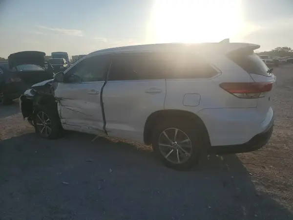 5TDKZRFH3HS523313 2017 TOYOTA HIGHLANDER - Image 2