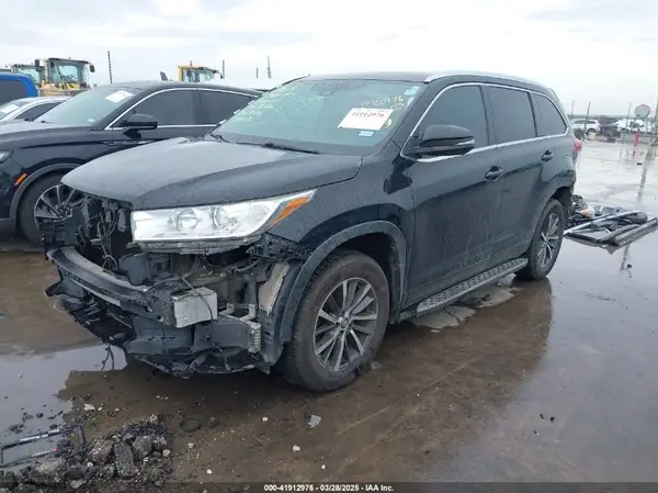 5TDKZRFH3HS523795 2017 TOYOTA HIGHLANDER - Image 2