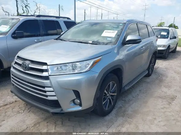5TDKZRFH3HS523991 2017 TOYOTA HIGHLANDER - Image 2