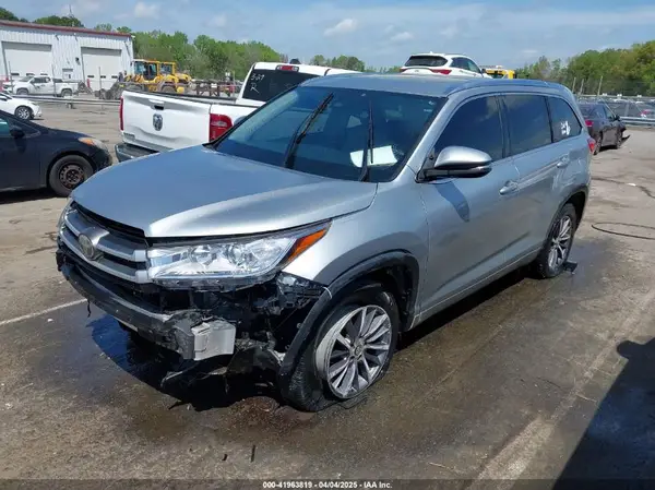 5TDKZRFH3HS524249 2017 TOYOTA HIGHLANDER - Image 2
