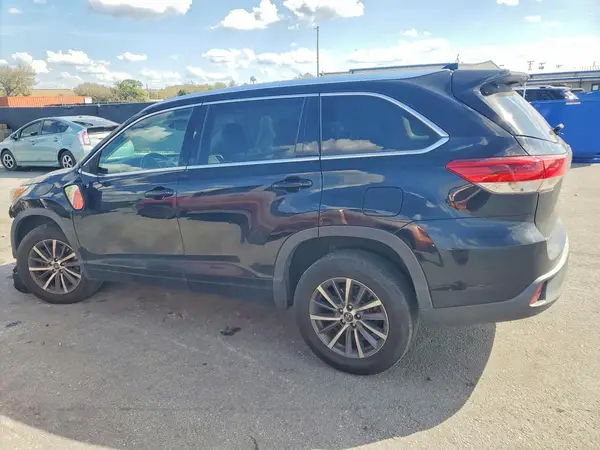 5TDKZRFH3HS525529 2017 TOYOTA HIGHLANDER - Image 2