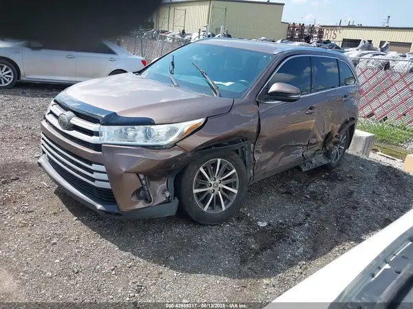 5TDKZRFH3JS242375 2018 TOYOTA HIGHLANDER - Image 2