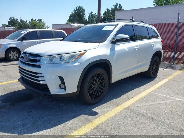 5TDKZRFH3JS281967 2018 TOYOTA HIGHLANDER - Image 2
