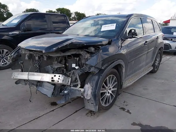 5TDKZRFH3JS282388 2018 TOYOTA HIGHLANDER - Image 2