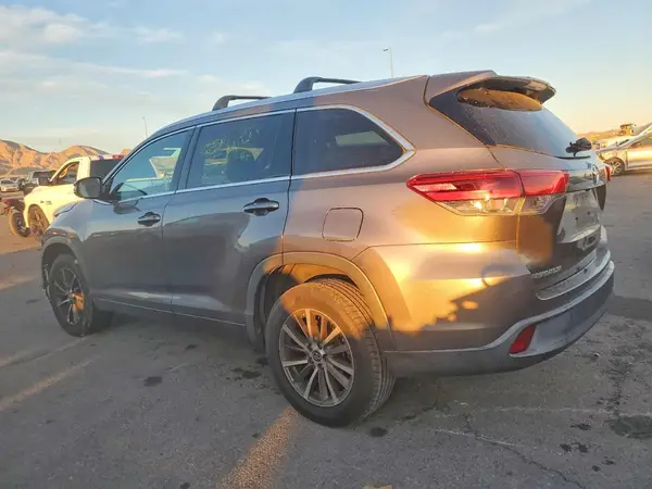 5TDKZRFH3JS282617 2018 TOYOTA HIGHLANDER - Image 2