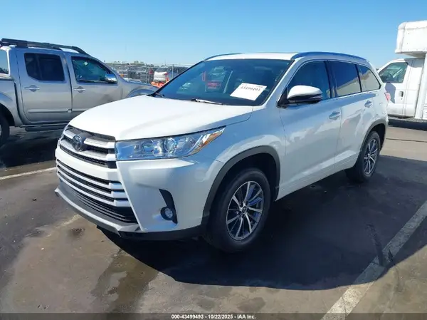 5TDKZRFH3JS288076 2018 TOYOTA HIGHLANDER - Image 2