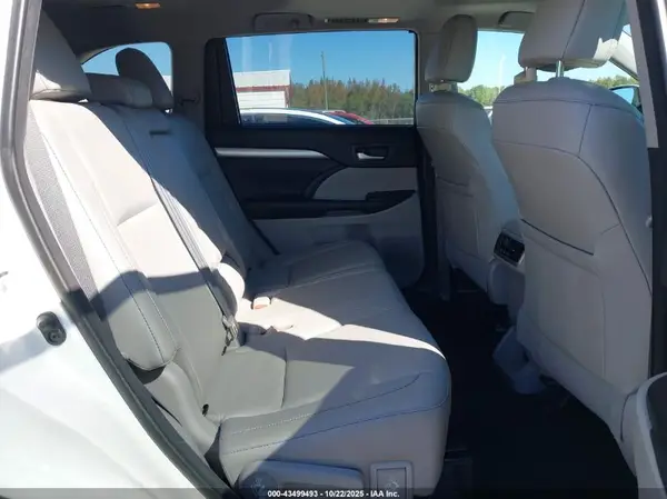 5TDKZRFH3JS288076 2018 TOYOTA HIGHLANDER - Image 8
