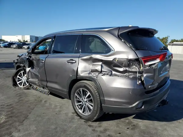 5TDKZRFH3JS527514 2018 TOYOTA HIGHLANDER - Image 2