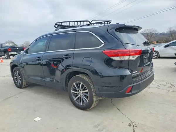 5TDKZRFH3JS527674 2018 TOYOTA HIGHLANDER - Image 2