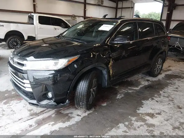 5TDKZRFH3JS528856 2018 TOYOTA HIGHLANDER - Image 2