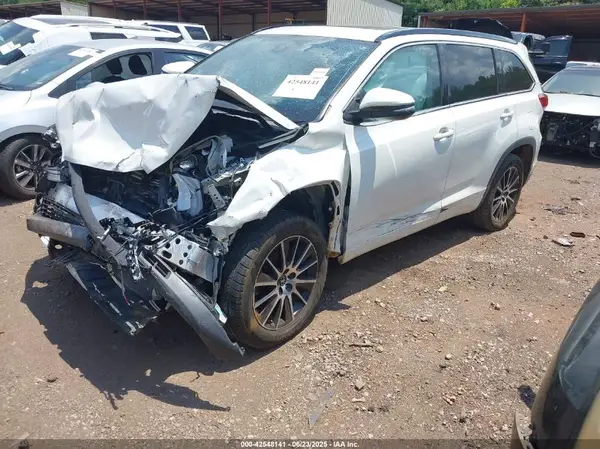 5TDKZRFH3JS529523 2018 TOYOTA HIGHLANDER - Image 2