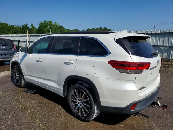 5TDKZRFH3JS531241 2018 TOYOTA HIGHLANDER - Image 2