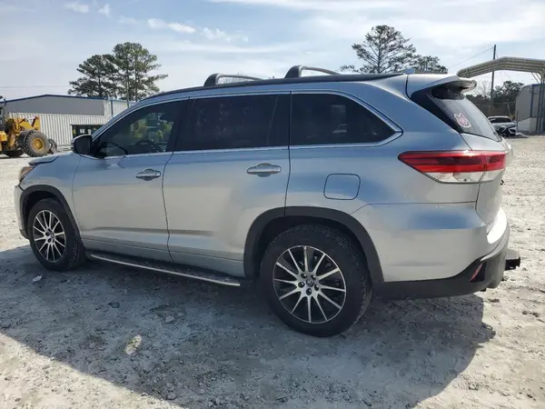 5TDKZRFH3JS538108 2018 TOYOTA HIGHLANDER - Image 2