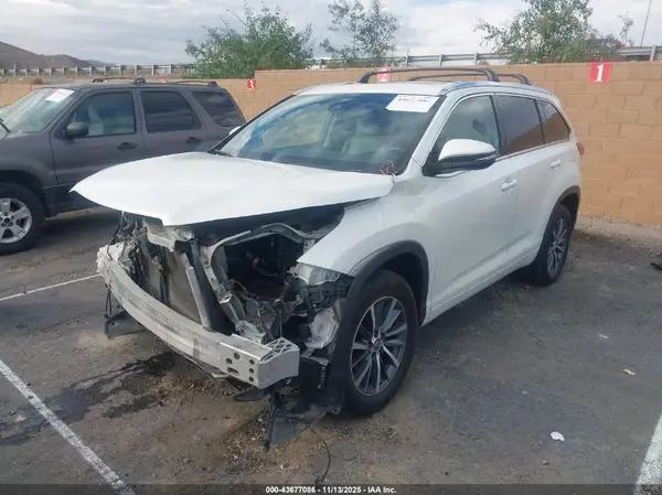 5TDKZRFH3JS540070 2018 TOYOTA HIGHLANDER - Image 2