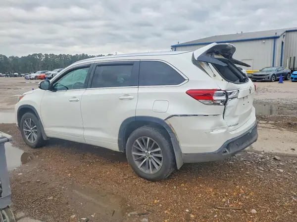 5TDKZRFH3JS540778 2018 TOYOTA HIGHLANDER - Image 2
