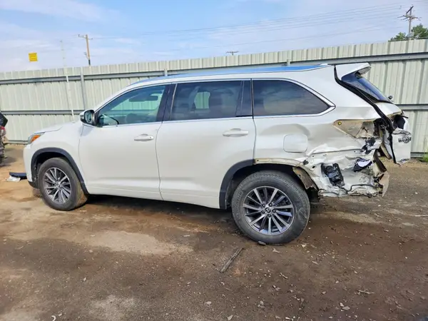 5TDKZRFH3JS541168 2018 TOYOTA HIGHLANDER - Image 2