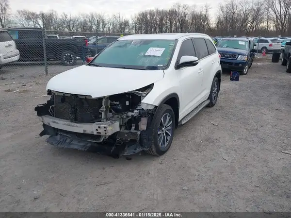 5TDKZRFH3JS541509 2018 TOYOTA HIGHLANDER - Image 2