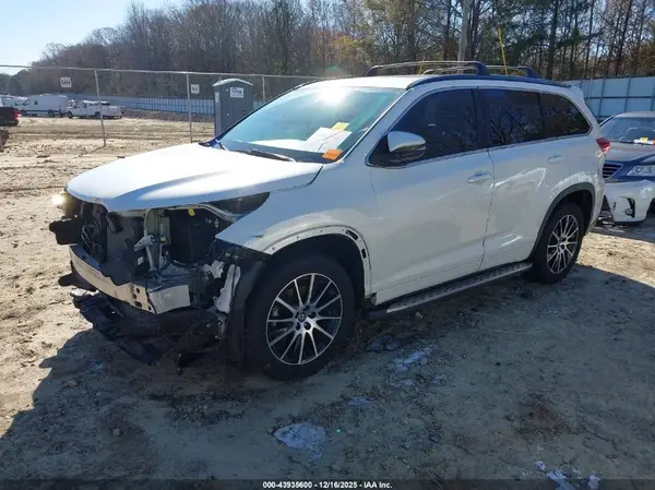 5TDKZRFH3JS544250 2018 TOYOTA HIGHLANDER - Image 2