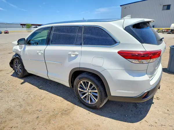 5TDKZRFH3JS544474 2018 TOYOTA HIGHLANDER - Image 2