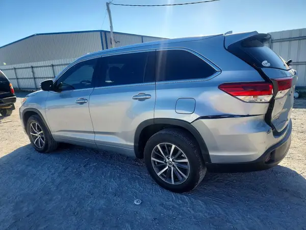 5TDKZRFH3JS544510 2018 TOYOTA HIGHLANDER - Image 2