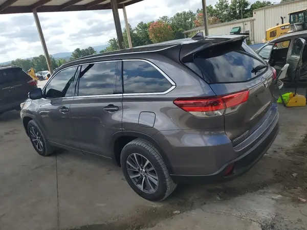 5TDKZRFH3JS545060 2018 TOYOTA HIGHLANDER - Image 2