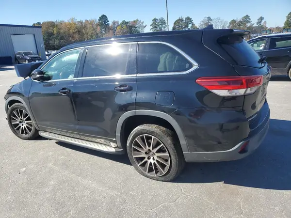 5TDKZRFH3JS547052 2018 TOYOTA HIGHLANDER - Image 2