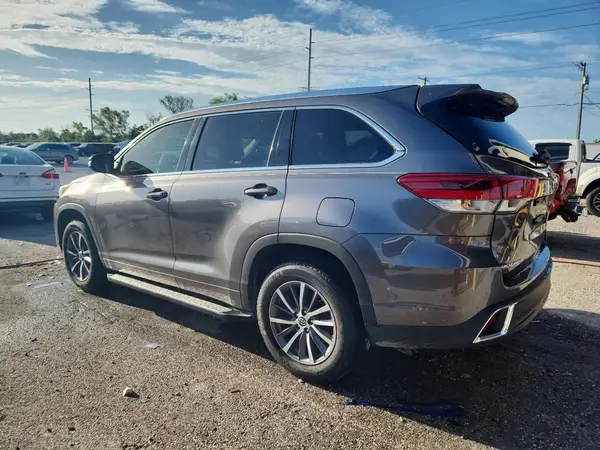 5TDKZRFH3JS547262 2018 TOYOTA HIGHLANDER - Image 2