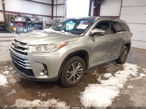 5TDKZRFH3JS548699 2018 TOYOTA HIGHLANDER - Image 2