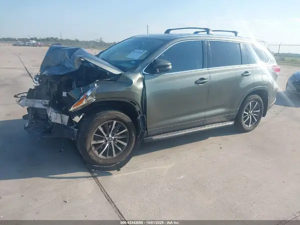 5TDKZRFH3KS299645 2019 TOYOTA HIGHLANDER - Image 2