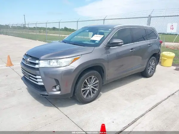 5TDKZRFH3KS346608 2019 TOYOTA HIGHLANDER - Image 2